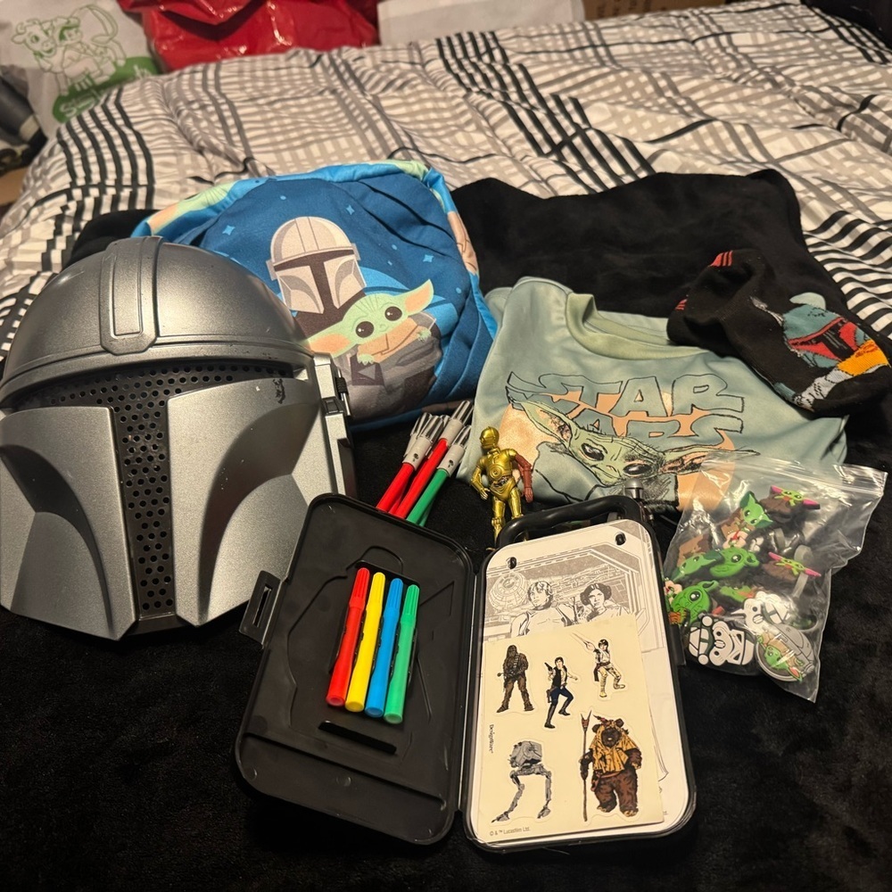 Star Wars Themed Collection with Accessories - Picture 10 of 11